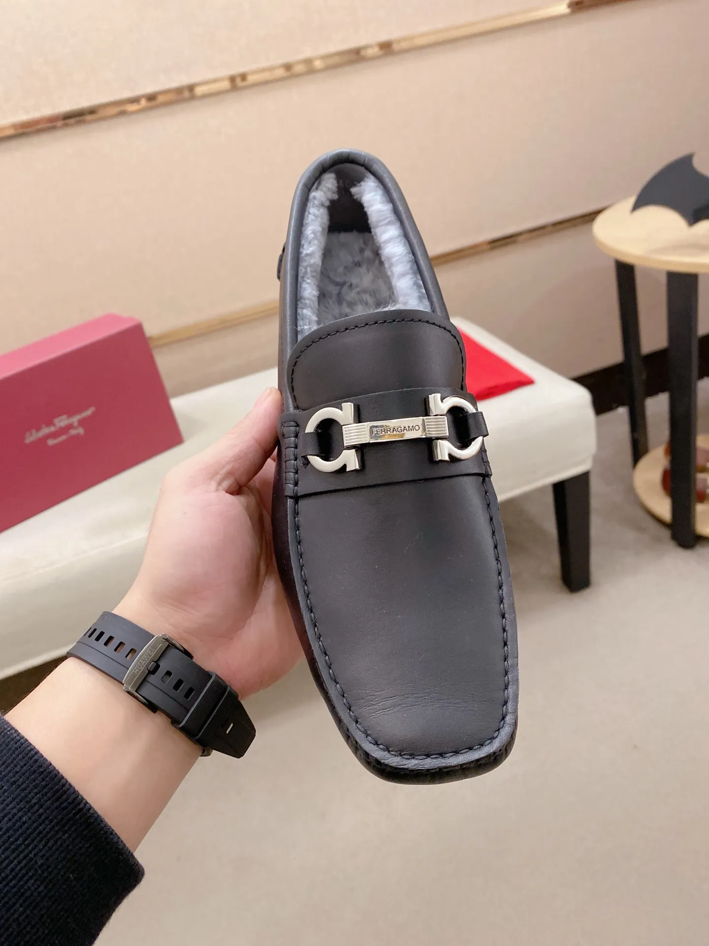 Factory price: 540💰High-end quality! Ferragamo🆕🆕Exclusive hot-selling products in stock🔥🔥New products on the shelves, high-quality Ferragamo men's pea shoes, high-end casual driving shoes, with complete packaging! 💪 💪 Material: imported first-layer cowhide 🐂 + imported high-quality wool lining + wear-resistant outsole 👍🏻👍🏻 Features: high-end and comfortable, purely handmade 🚀 🚀 Create the perfect shoes that suit you best 🔥 🔥 Size: (38-44) 45 standard size can be customized!